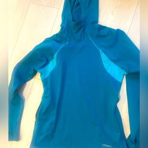 Running hoodie with zip-pockets.